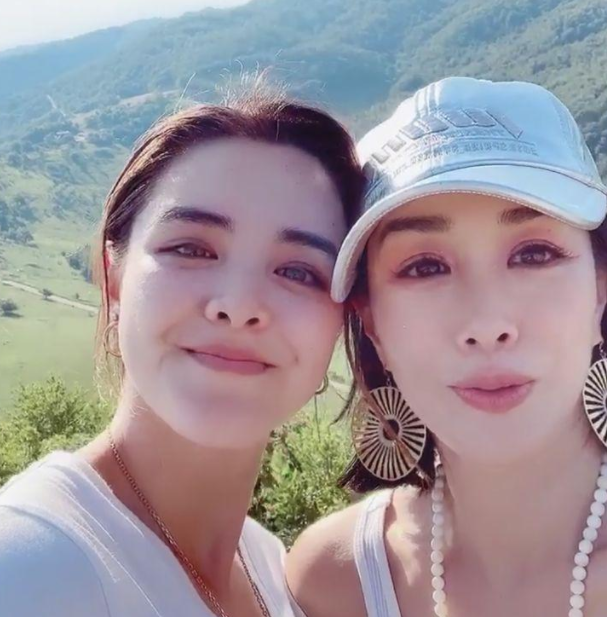 钟丽缇晒照为22岁大女儿庆生,张敏钧遗传妈妈高颜值,被称为冰雪公主