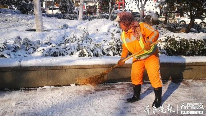 济南环卫工人:下雪对空气好,对人好,我们累点没问题!