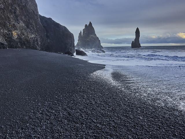 冰岛维克小镇黑色沙滩之谜,海底火山喷发成黑沙石