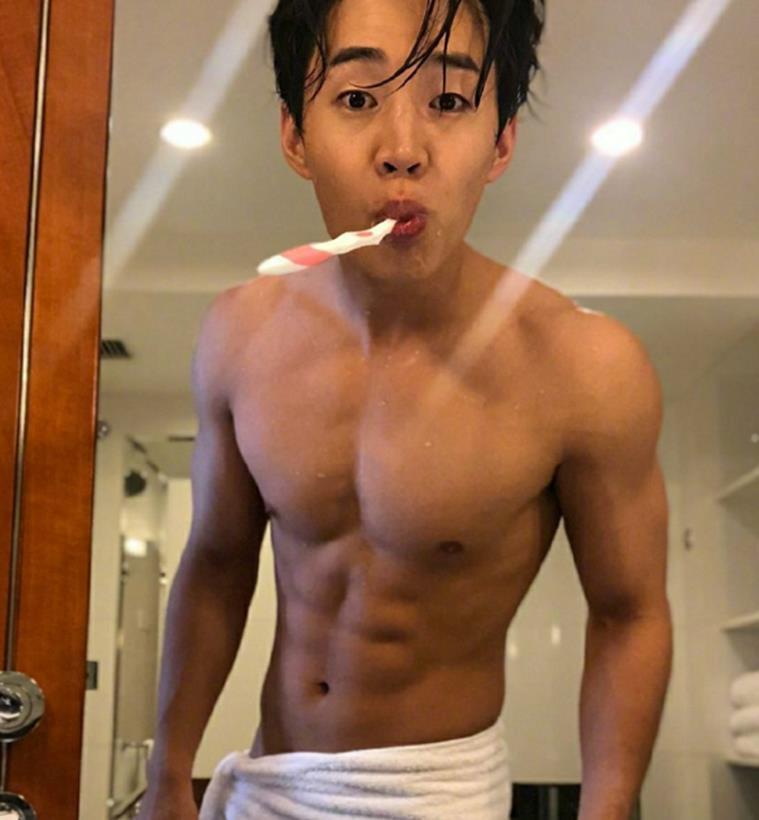 刘宪华腹肌上热搜,当他只围半身浴袍走出来时,没想到这么有料!