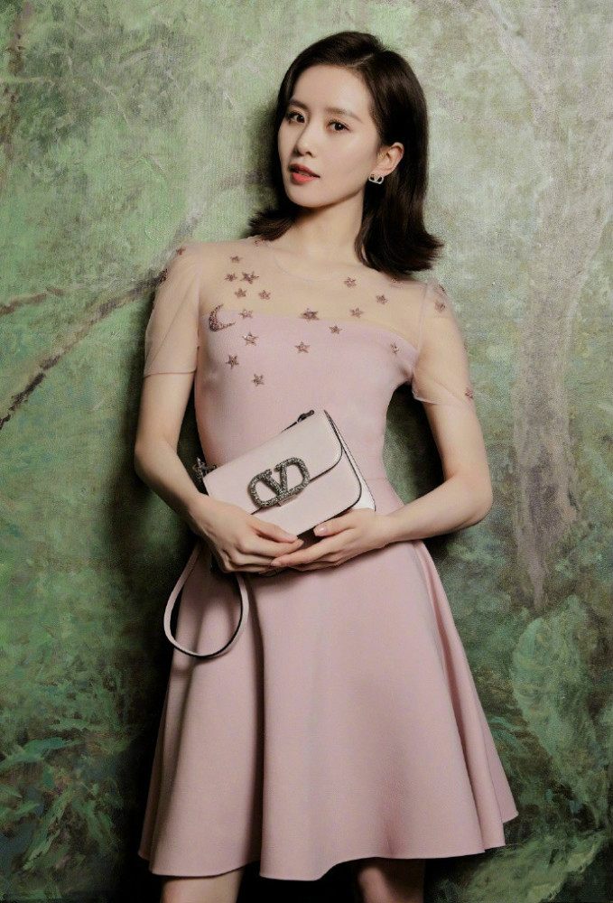 32岁刘诗诗美照来袭,穿粉色连衣裙美如少女,"天鹅颈"妥妥加分