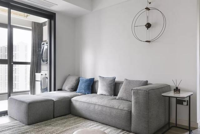 一组灰色布艺沙发,给极简的空间增加了一分温暖的治愈.