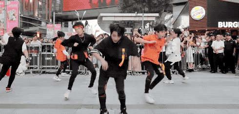 就连以刀群舞著称的韩团seventeen的《hit》也能够完美诠释——