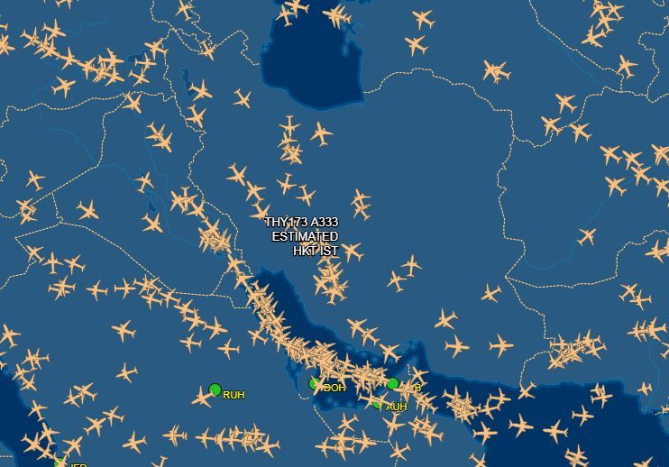 全球航班飞行轨迹实时跟踪图,不少航班从波斯湾绕行(图源:flight