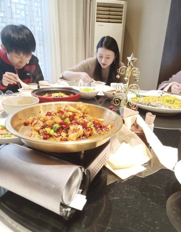 网友:梦嫂胖了,有双下巴了