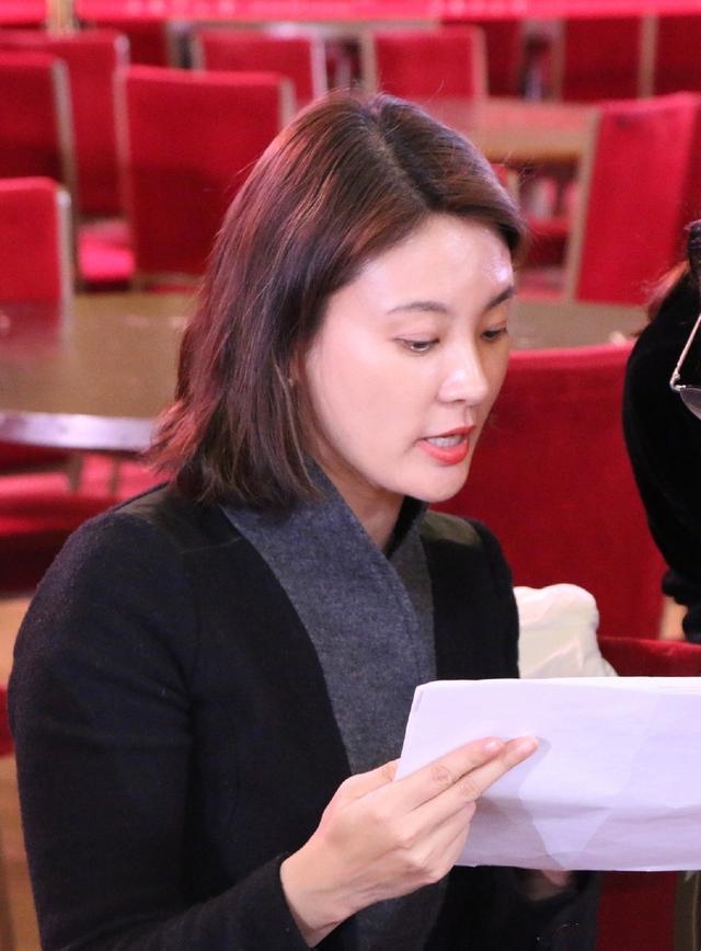 央视主持人刘芳菲现身活动,穿西装发福不少,42岁模样清秀