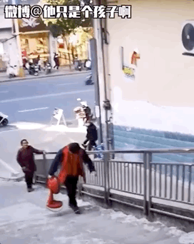 一边一路小跑引导着消防车前行 还向他们敬礼致敬 06 雪天路滑 有人