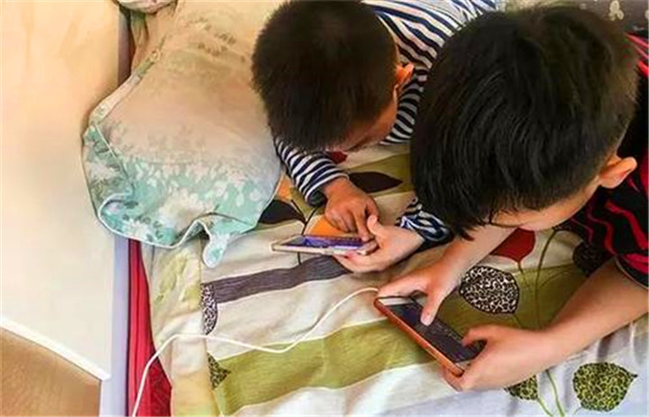 15岁男孩玩游戏买皮肤直接充足了钱,爸爸欲哭无泪,网友:真坑爹