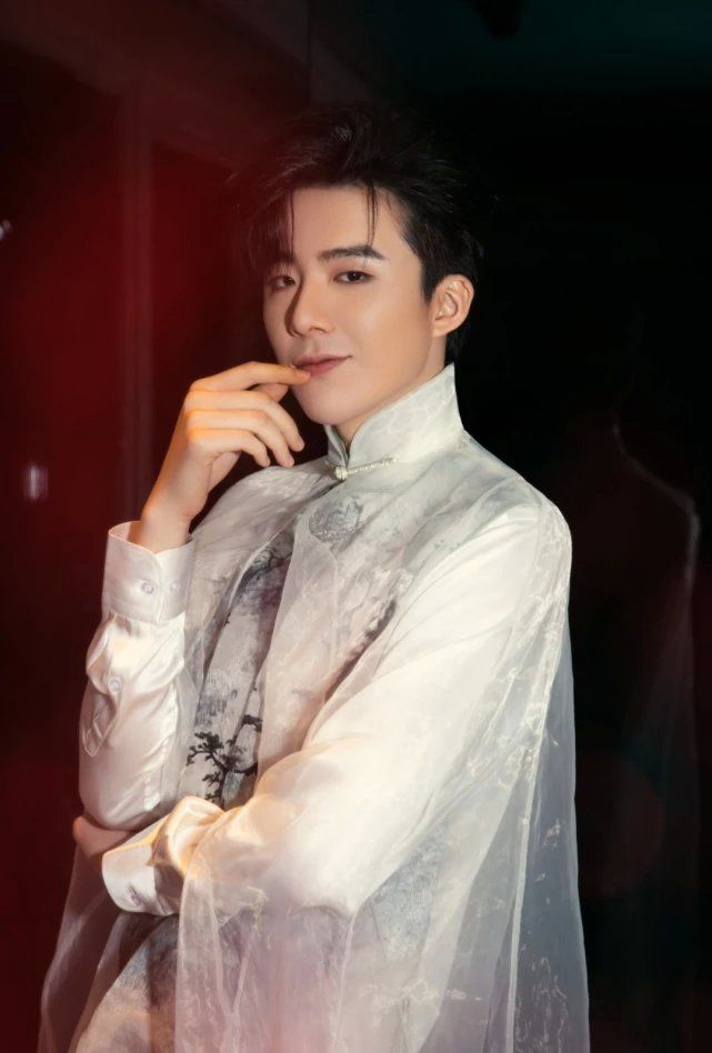 刘宇宁是我见过最保守的男艺人,穿衣服要披一层"白纱"