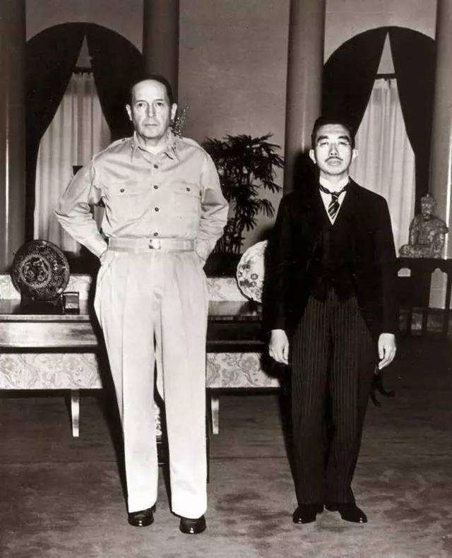 希特勒和墨索里尼都死了,为何日本天皇没死?全靠麦克阿瑟包庇