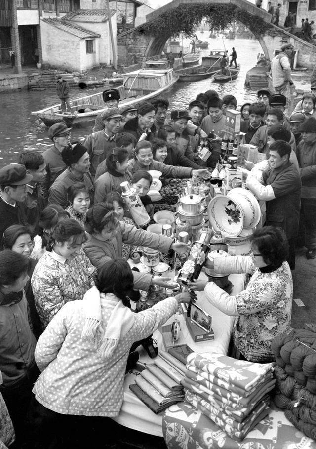 1983年春节,山东省昌邑县青乡史家庄80岁老汉史学义在集市上舞彩球.