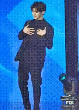 当167lisa遇到183蔡徐坤,两个人腰线一样高,这腿长真实的吗