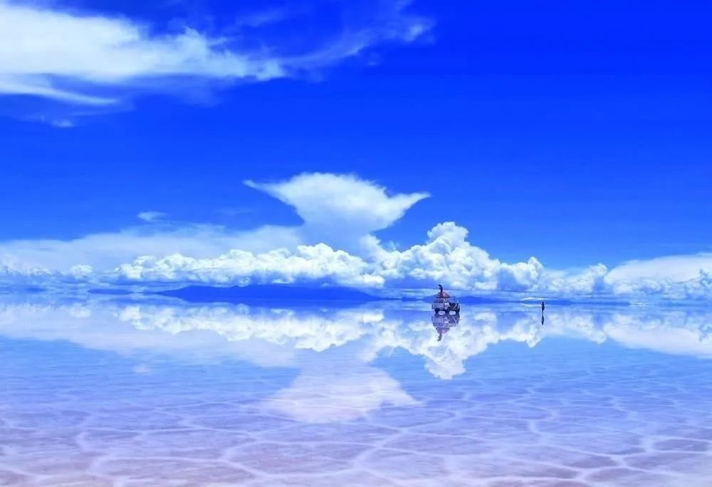 玻利维亚的乌尤尼盐沼,是世界上最大的盐沼地,有着"天空之城"的美誉