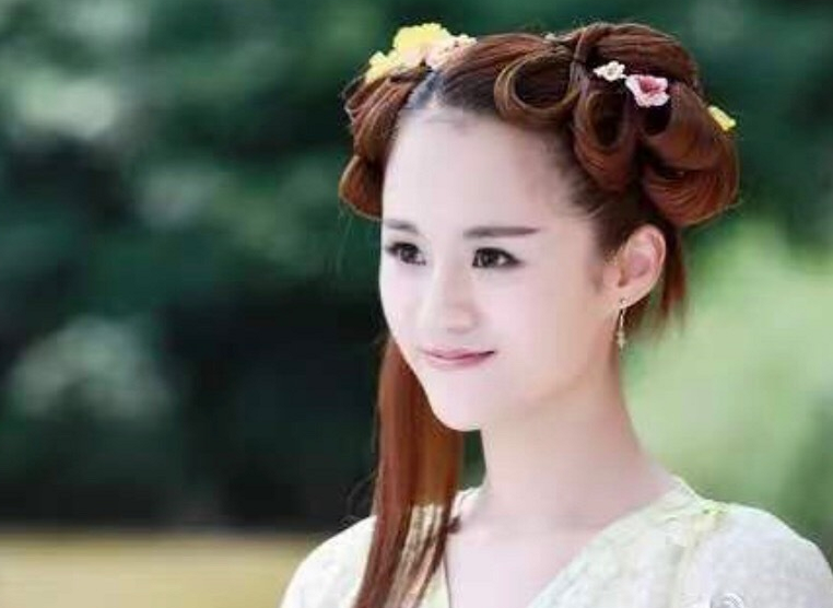 还记得《花千骨》的糖宝,画了"黑化妆"后,原来还能走反派路线
