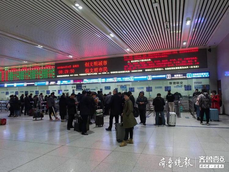 春运首日,济南站售票大厅里空空荡荡