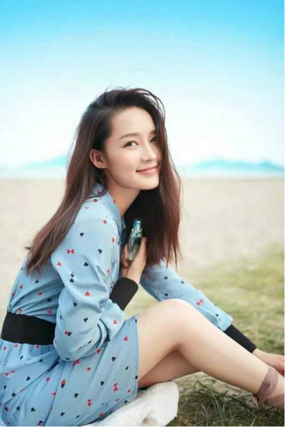 李沁上台领奖,谁留意到台下迪丽热巴的眼神?感情好坏太明显!