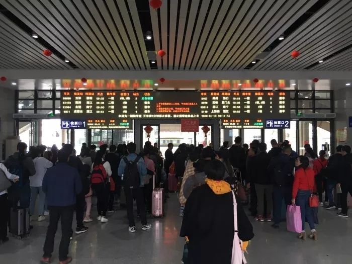 火车站,玉林客运汽车总站,玉林市客运中心站了解到,春运首日各站出行