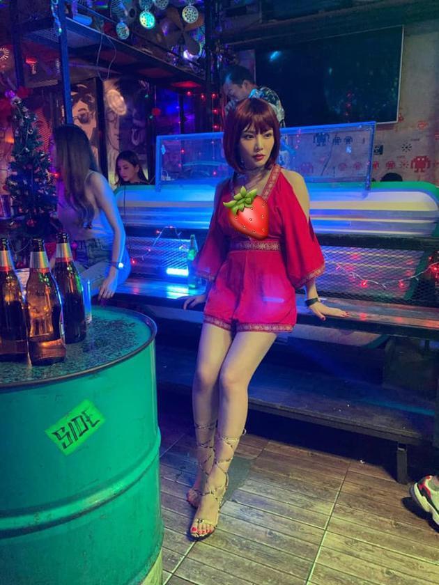 徐冬冬拍摄现场遇粉丝亲密合影,手部小动作格外引注目