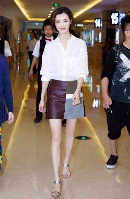 车晓终于换发型,穿挖肩上衣配蓝色缎面裙,齐肩短发美得认不出了
