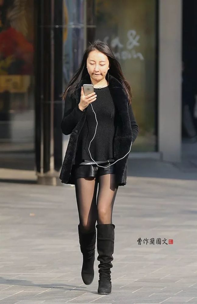 街拍:把黑色丝袜穿出优雅的美女