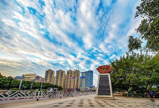 武鸣临桂设区几年了,城建对比现在广西最强的那几个县城如何?