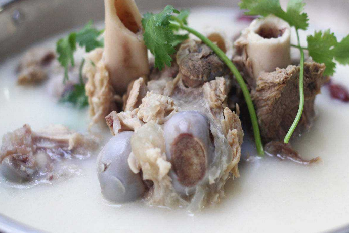 你做的骨头汤不白不浓,腥味大?其实错在这,好多人不知道