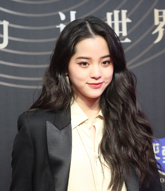 欧阳娜娜走红毯,女明星都穿礼裙,只有她穿西装,又美又
