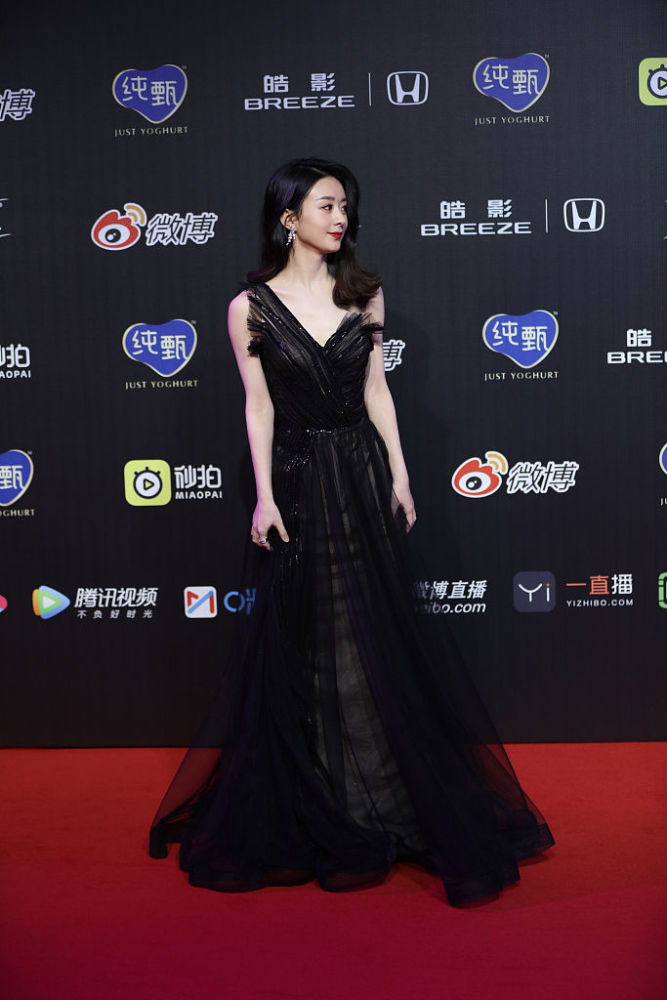 赵丽颖黑纱裙开深v束蛮腰身材似少女 回顾2019低调秀幸福