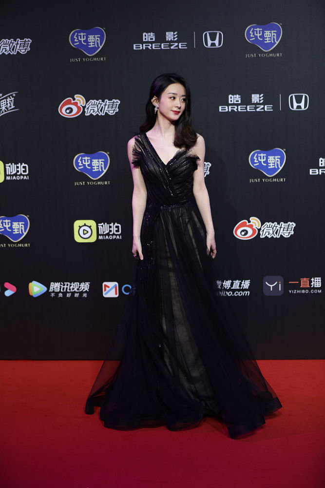 赵丽颖黑纱裙开深v束蛮腰身材似少女 回顾2019低调秀幸福