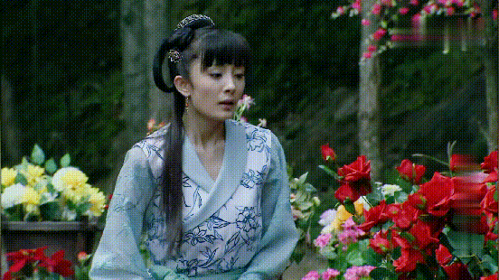 她出演的玲珑从一个天真无邪的小女孩