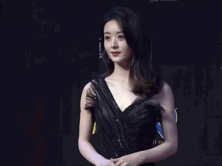 再次被赵丽颖的红毯照惊艳到,一袭黑色纱裙宛如黑天鹅