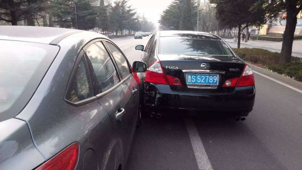 前车强行变道加塞,后车故意撞上去,如何定责?看撞击位置判定