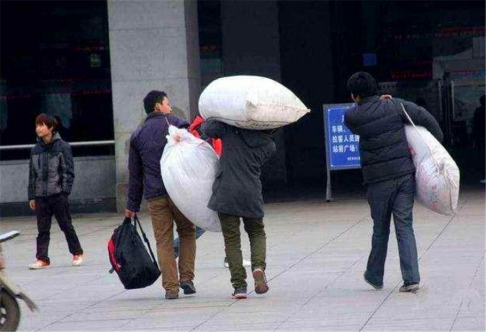 春运农民工返乡,蛇皮袋和橡胶桶成标配,为何不用行李箱呢?