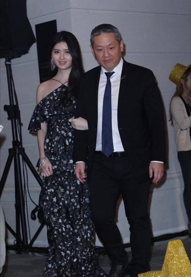台湾第一名媛千金首亮相 大盘子脸好青春 同框不敌41岁妈妈火辣 天天快报