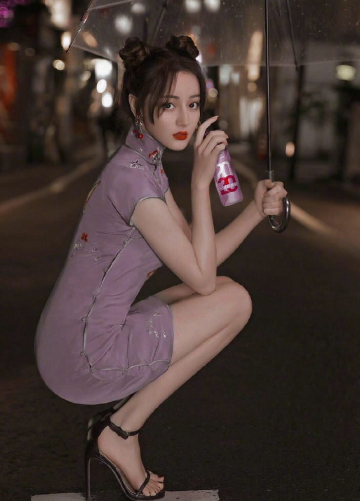 迪丽热巴穿蓝色旗袍拍广告,被黑粉恶意p成"黑紫色",效果却惊艳