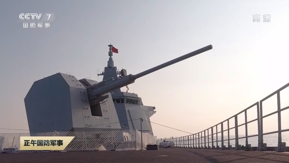 055型驱逐舰上配备了pj38型单管130毫米舰炮,它的射速在40发/分钟