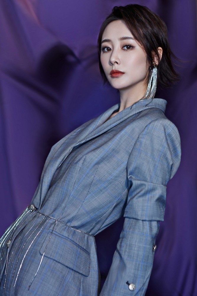 短发李纯太霸气,穿格纹西服套装出席活动,细直大长腿吸睛