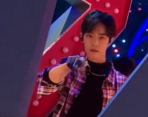 那英回归跟肖战学动感复古舞,扭胯转圈太性感,手逐渐变黑太搞笑