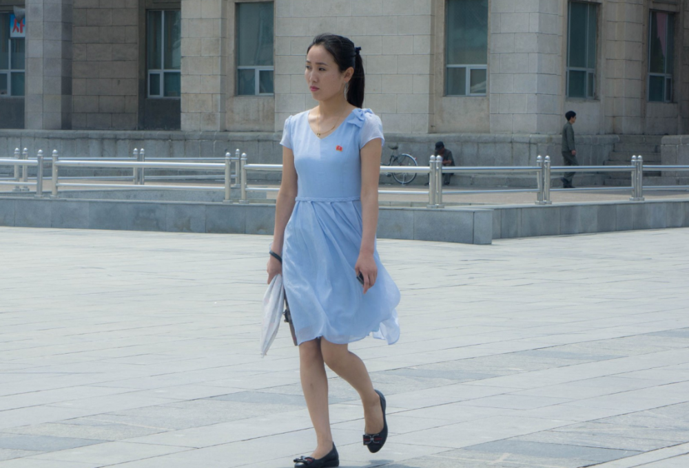 中国小伙到朝鲜旅游,拍下了这些时髦漂亮的姑娘