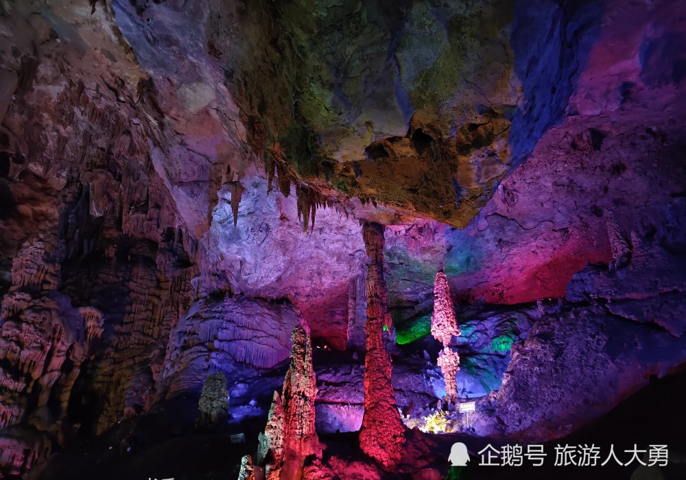 桂林银子岩有世界溶洞宝库之称,洞内钟乳石晶莹剔透,很有科学旅游研究