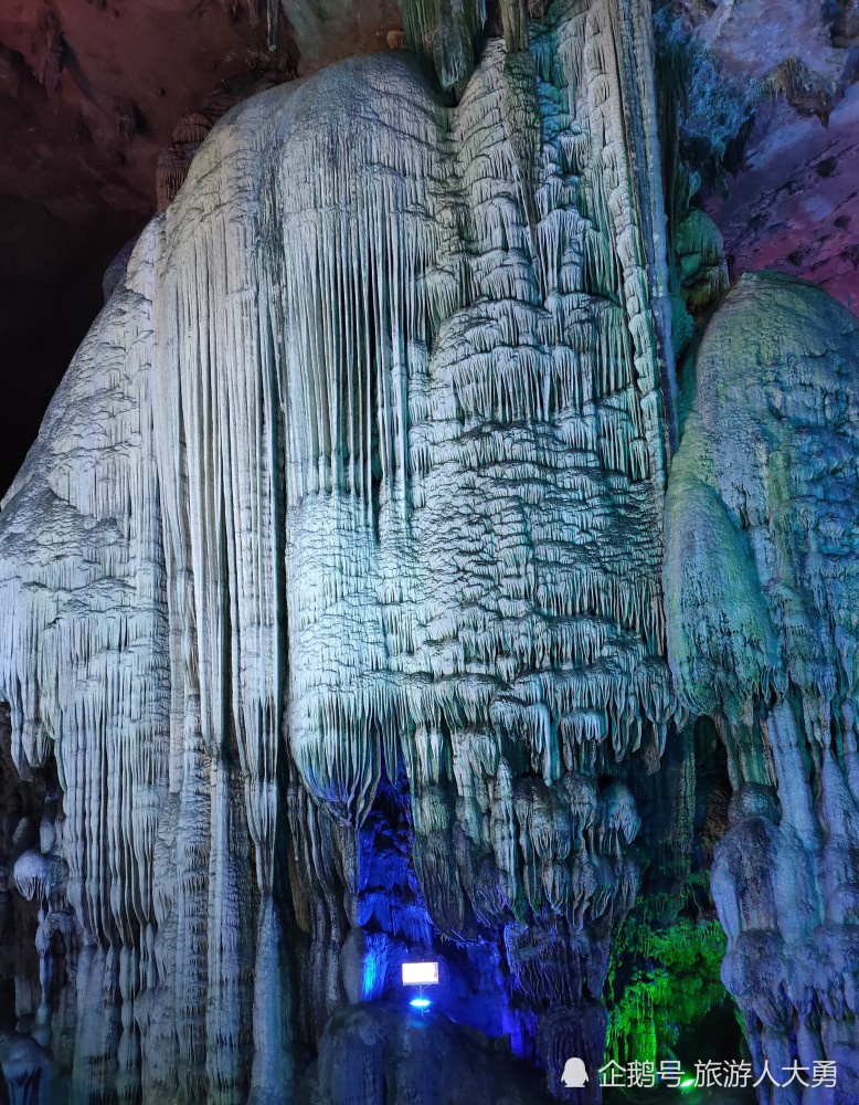 桂林银子岩有世界溶洞宝库之称,洞内钟乳石晶莹剔透,很有科学旅游研究