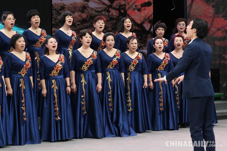 老年合唱团表演(中国日报记者 王壮飞 摄)