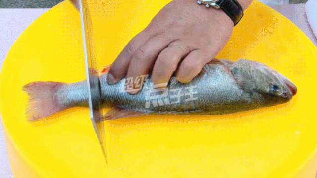 这样做鲈鱼清新爽口,还不用吐鱼刺!