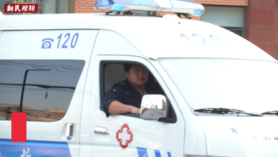 前方拥堵!我们在救护车上拍下上海老司机们的神操作,交警蜀黍也点赞