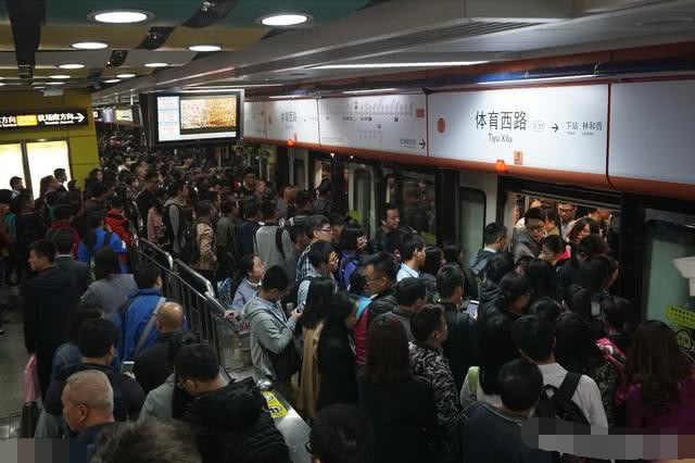 中国最拥挤的地铁线,本地人闻之色变,还有个站被叫做"