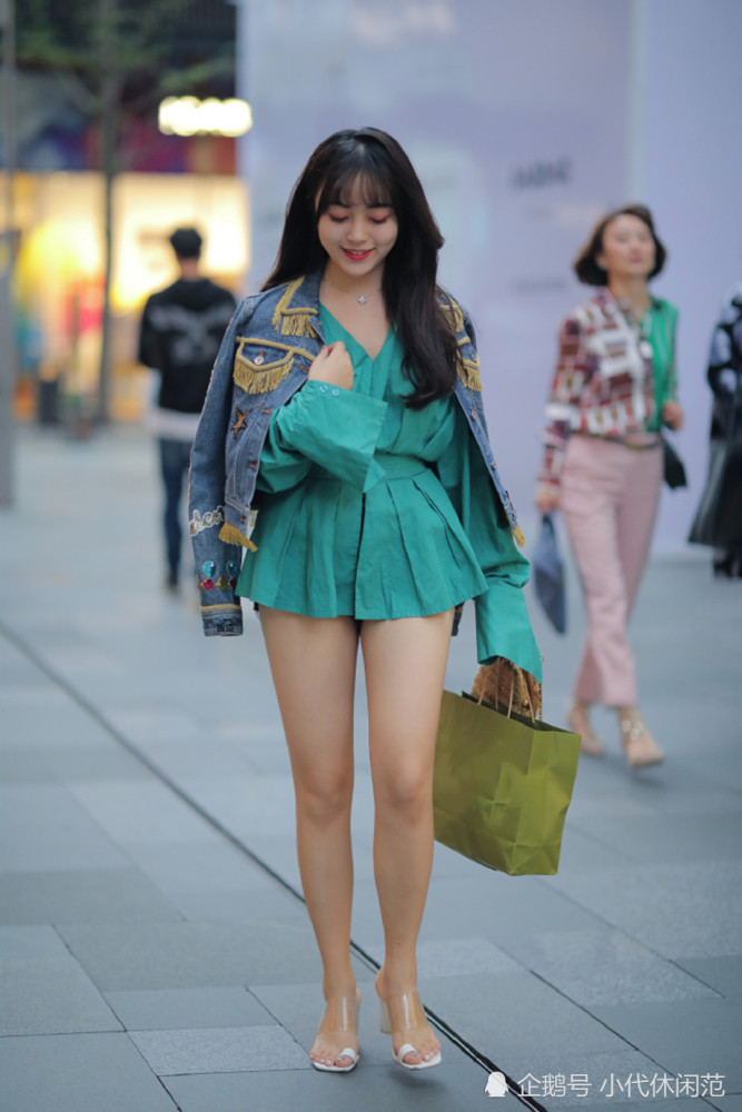 或许是感受到了街上众多的目光,美女不好意思的低头浅笑.