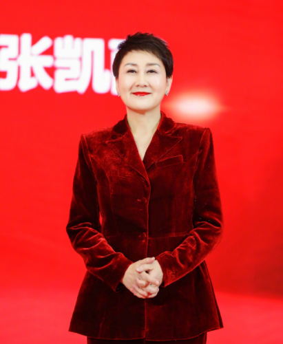 58岁张凯丽为显嫩,发型很潮,衣服却显老,真是捉摸不透