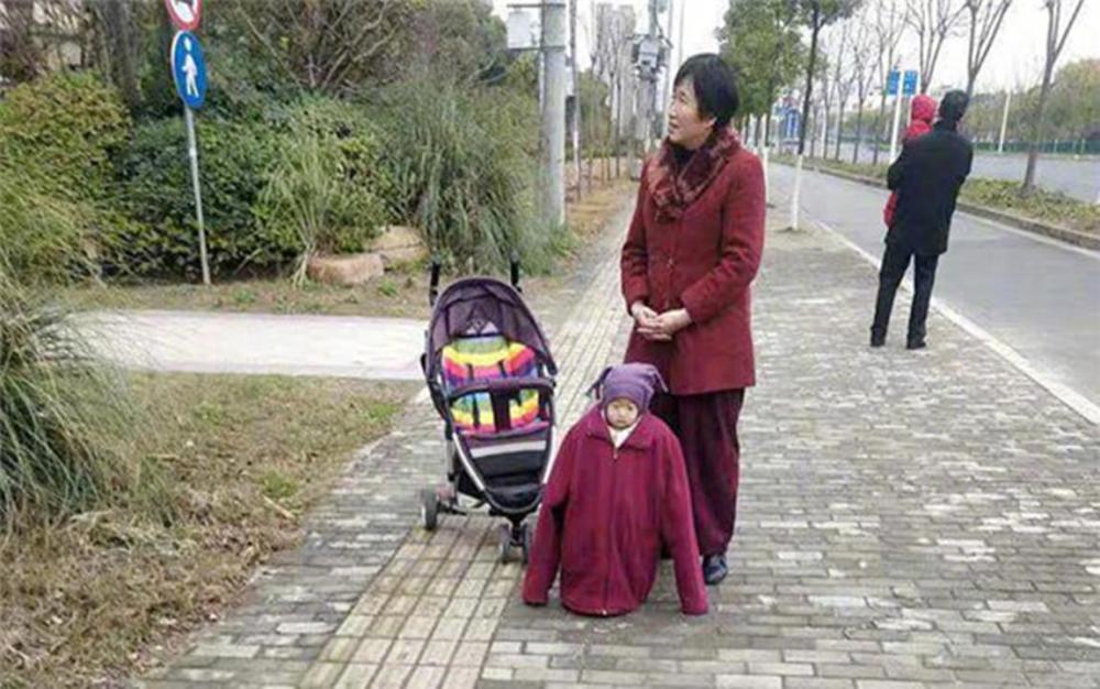 有种冷叫奶奶觉得你冷:"保暖奶奶"带孩子出门,把娃裹得只剩脸