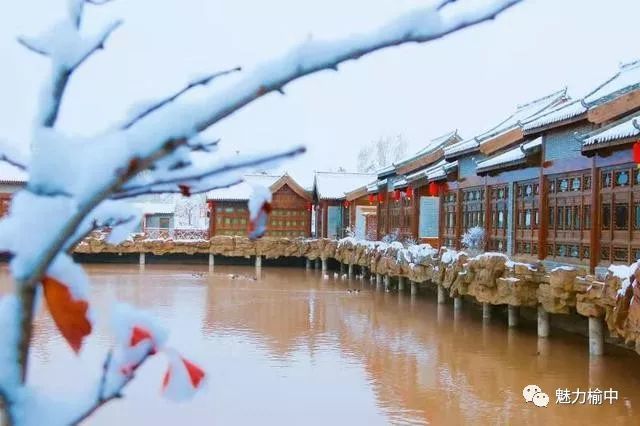 当然是滑雪赏冰雕,而位于榆中县素朴李家庄综合体内,不仅可以体验滑雪
