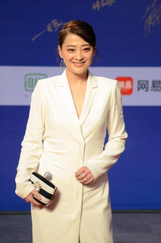 44岁梅婷气质真好!一身白色连衣裙知性高级,超有女王范儿